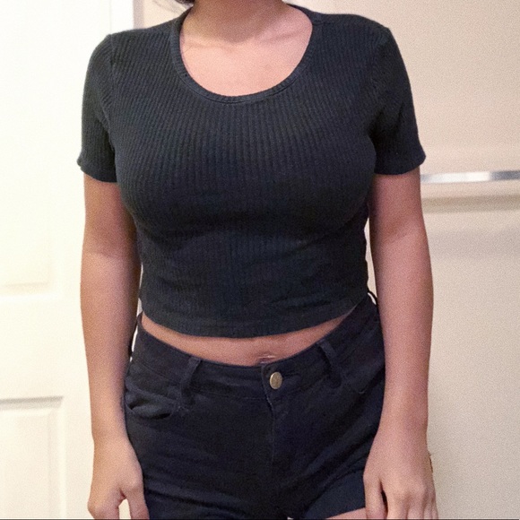 The perfect black crop top - Picture 3 of 3